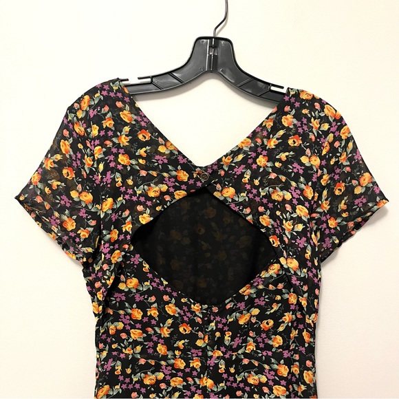 floral short sleeve mini dress with open back - Picture 12 of 16